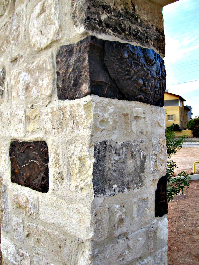 Brána priateľstva, Cyprus, 2010, bronz a kameň detail1