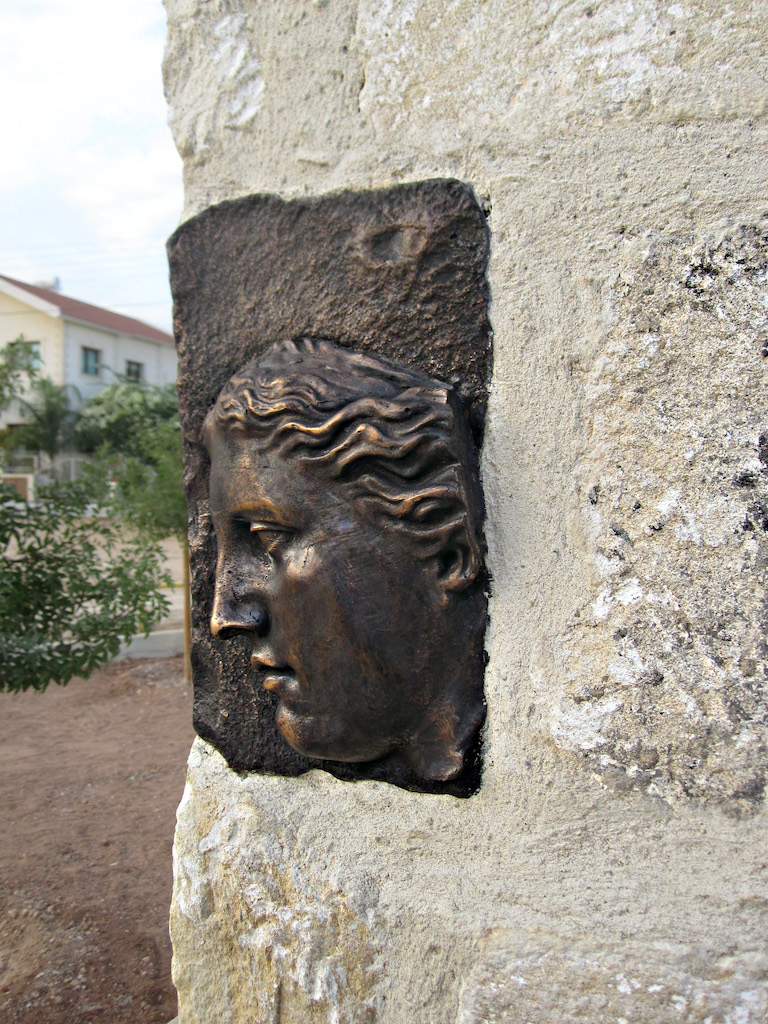 Brána priateľstva, Cyprus, 2010, bronz a kameň detail4