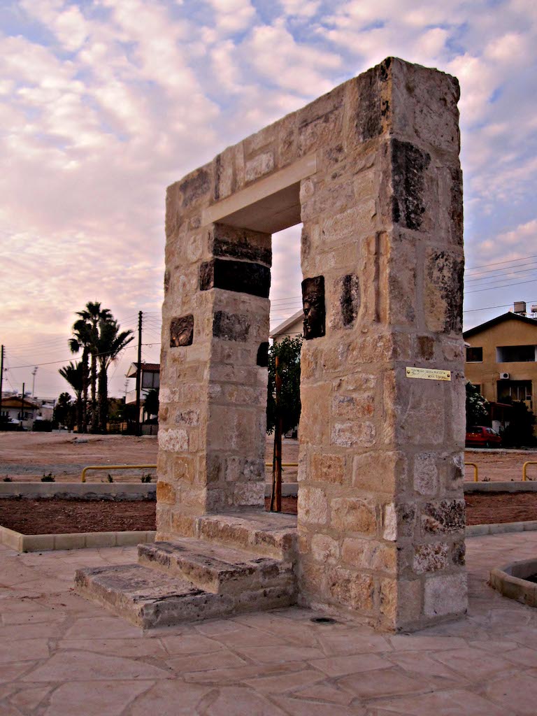 Brána priateľstva, Cyprus, 2010, bronz a kameň